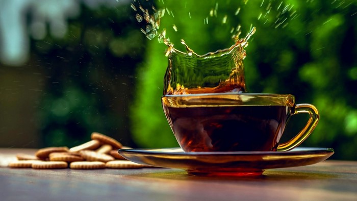 Tea splash in a cup with cookies