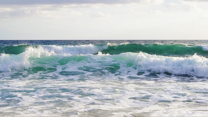 Ocean waves crashing on the shore