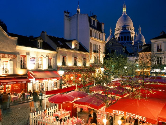 Montmartre street scene with Sacre Coeur Basilica, Paris