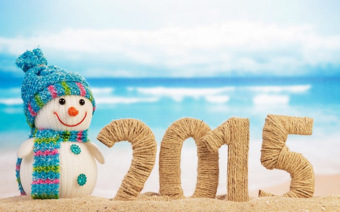 Snowman and 2015 on a beach