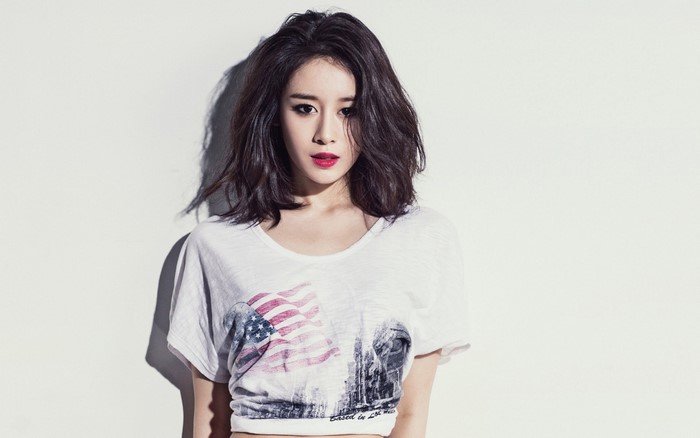 Jiyeon in a white t-shirt with American flag print