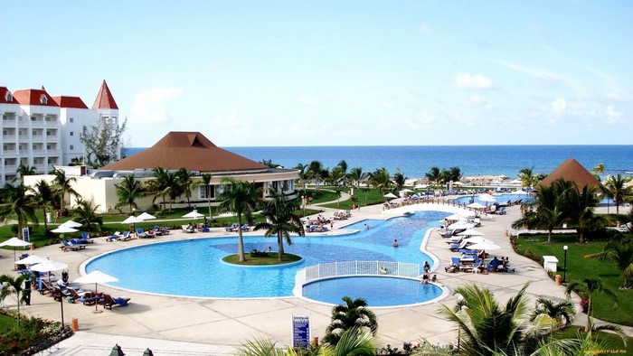 Resort with swimming pool and ocean view