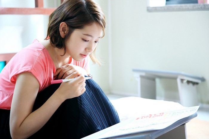 Park Shin Hye writing on a paper