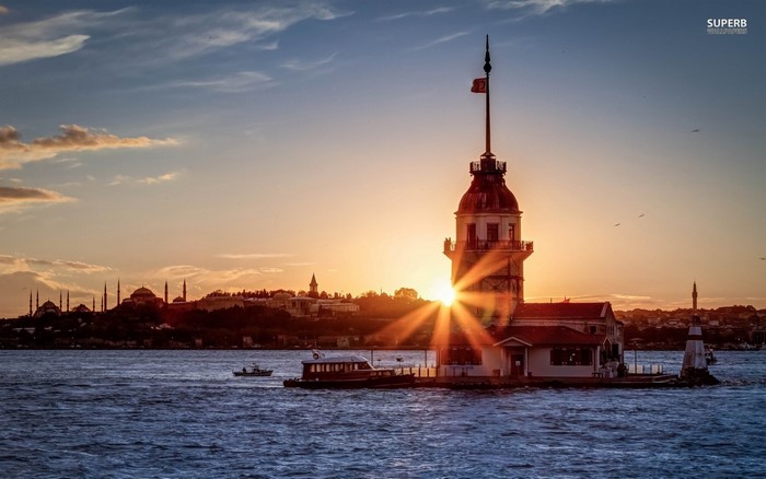 Maiden's Tower at sunset in Istanbul, Turkey
