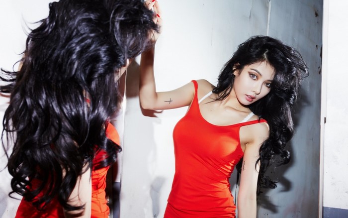 Hyuna in red tank top with black hair