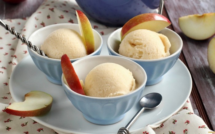 Creamy Ice Cream with Fresh Apple Slices