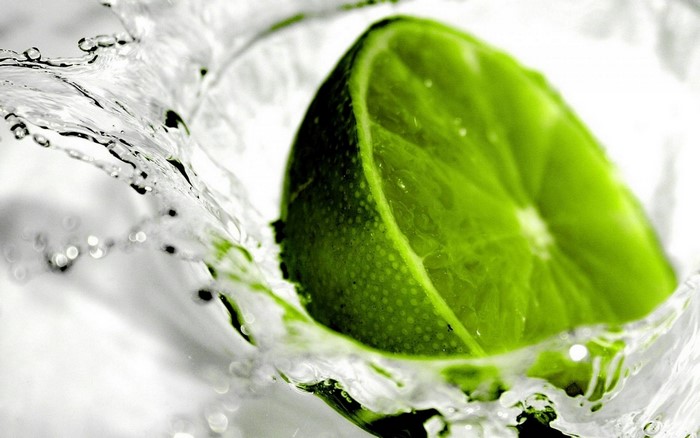 Close up of a lime slice in water