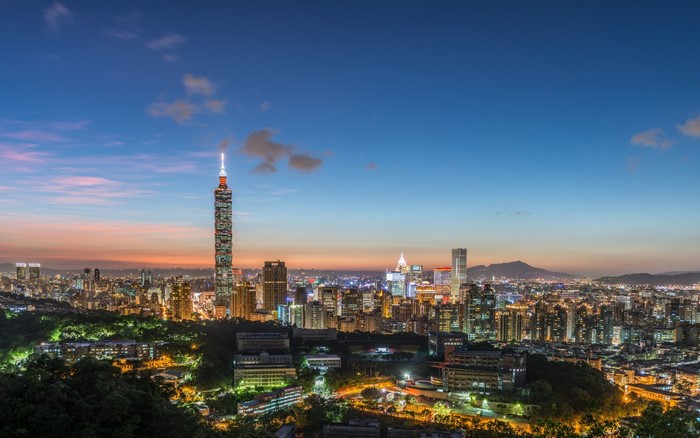 Taipei 101 skyscraper in cityscape at dusk