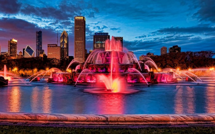 Buckingham Fountain at dusk with Chicago skyline