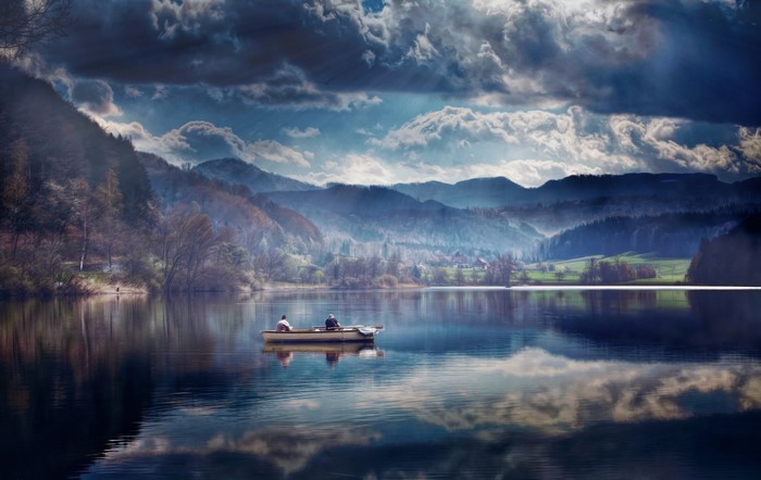 Tranquil Boat on Reflective Mountain Lake at Dusk