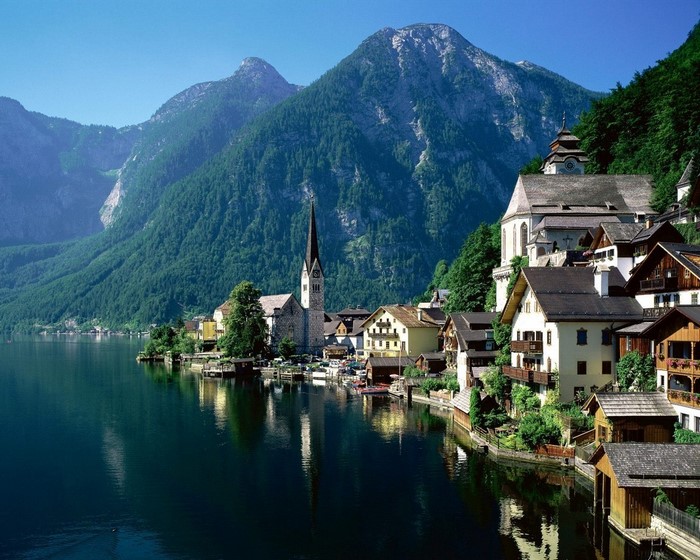Hallstatt village on Hallstatter See lake, Austria