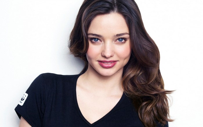 Miranda Kerr portrait with blue eyes and wavy brown hair