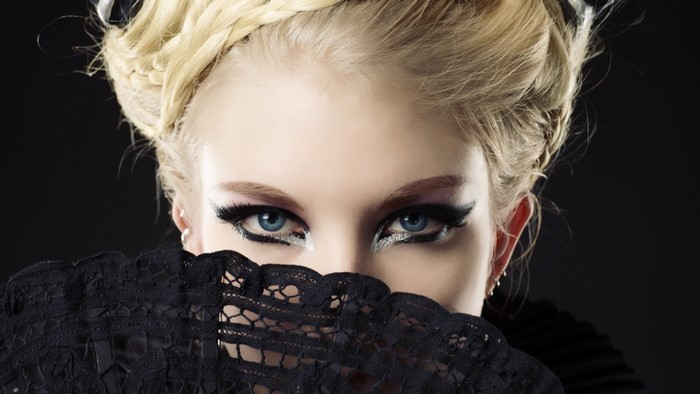 Woman with blue eyes and black fan