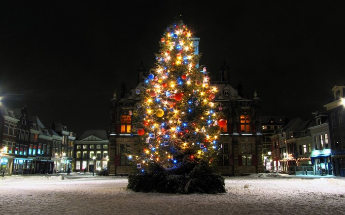 Delft Night Christmas Tree with Snow and Lights