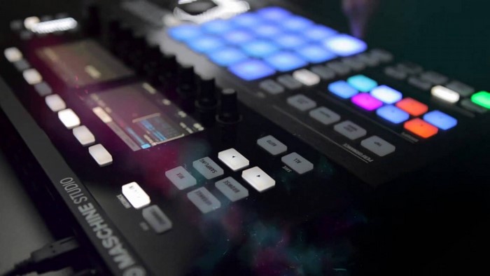 Native Instruments Maschine Studio electronic instrument