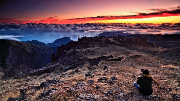 Photographer captures sunset over mountains and clouds