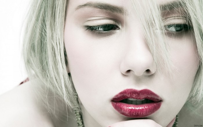 Close up of a woman with blond hair and red lipstick