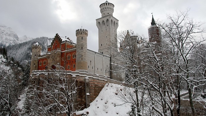 Neuschwanstein Castle in winter with snow