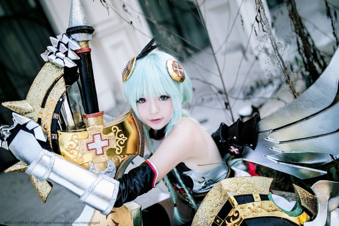 Misa TW Cosplayer with large golden axe and wings