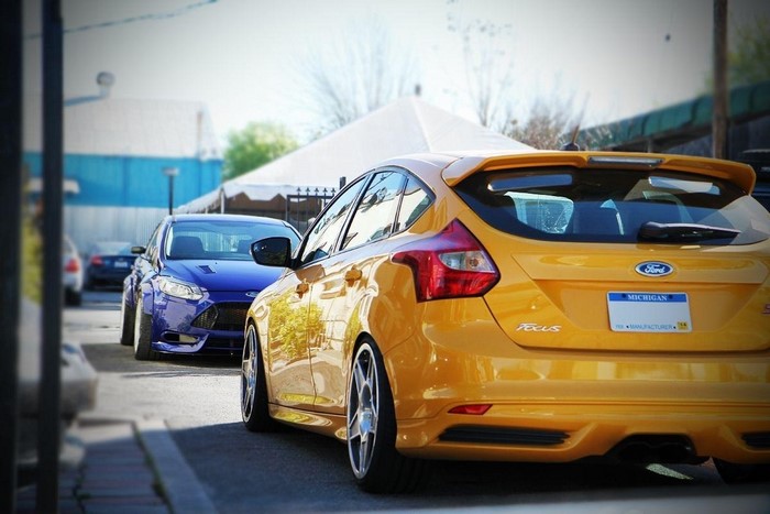 Yellow Ford Focus ST and blue Ford Focus RS