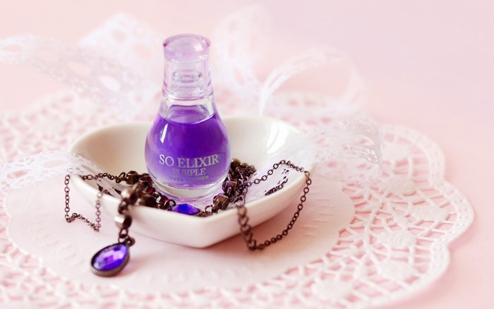 So Elixir Purple perfume bottle with necklace