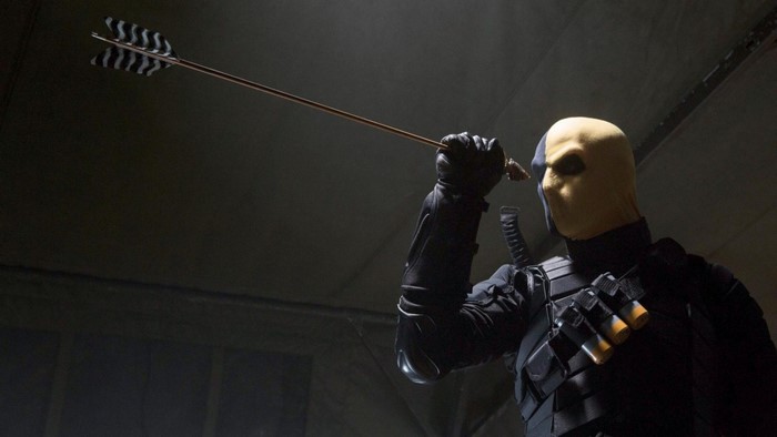 Deathstroke holding an arrow