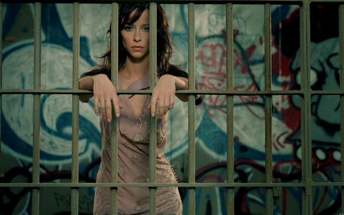 Jennifer Love Hewitt behind prison bars with graffiti