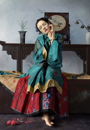 Woman in traditional Chinese dress with roses