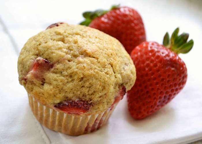 Strawberry muffin with fresh strawberries
