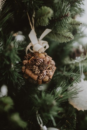 Christmas tree ornament made of pinecones and cinnamon