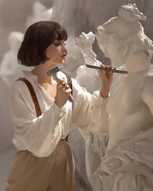 Jingyu Shen sculpting a statue