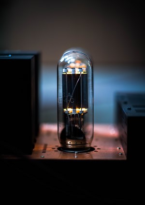 Vacuum tube with USA MT-4-C marking