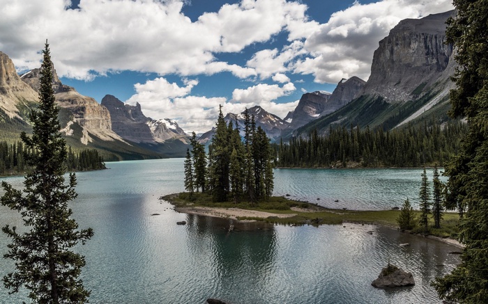 Maligne Lake with Spirit Island and mountains