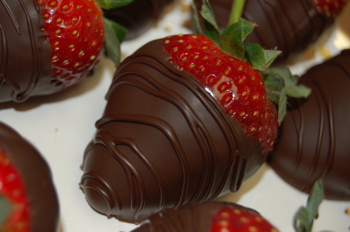 Chocolate-dipped strawberries with drizzles