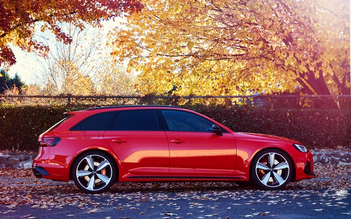Red Audi RS 4 Avant 4K