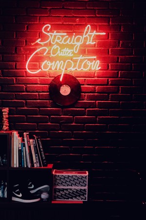 Neon sign "Straight Outta Compton" with vinyl record