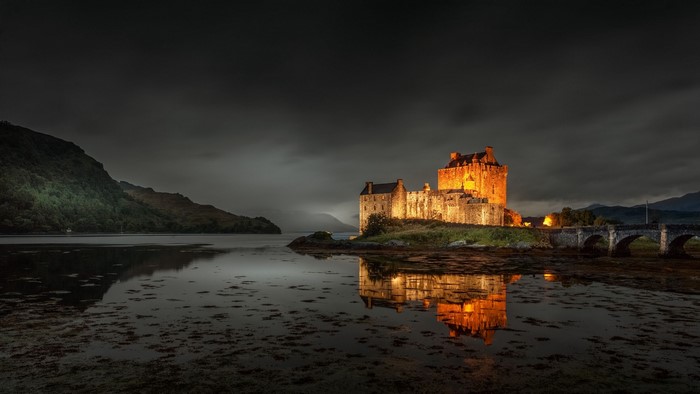 Eilean Donan Castle at night
