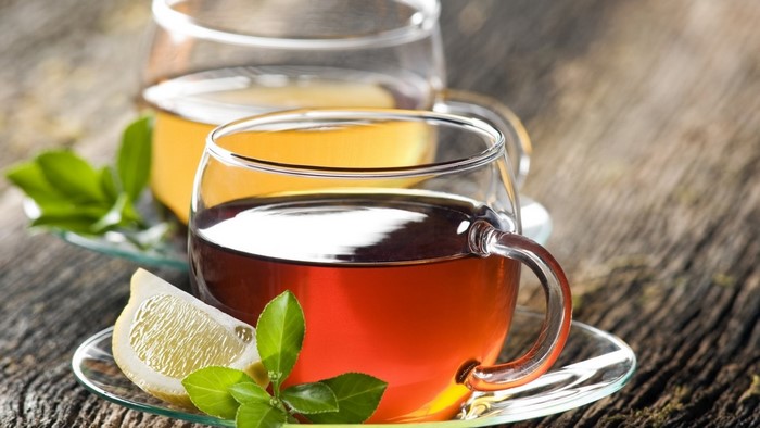 Two cups of tea with lemon and mint