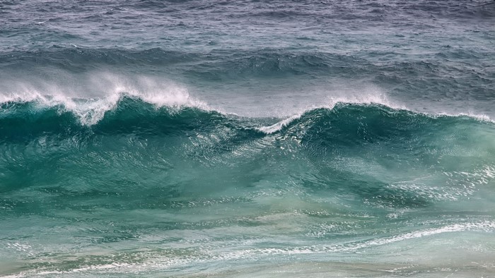 Ocean waves crashing