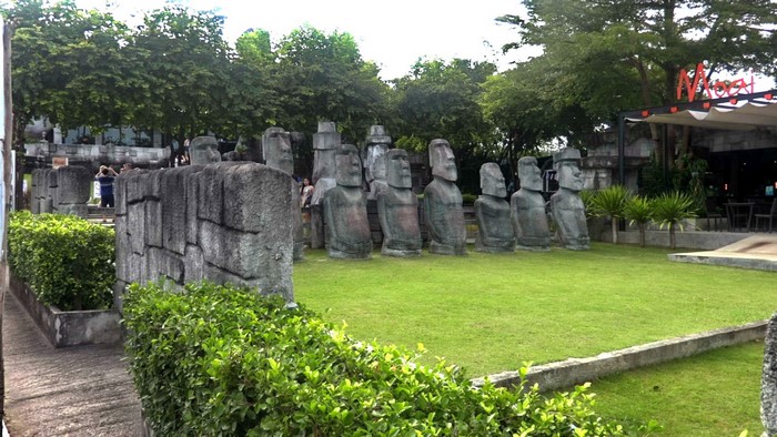Moai statues in front of a cafe