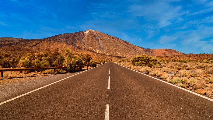 4K Road leading to a Mountain