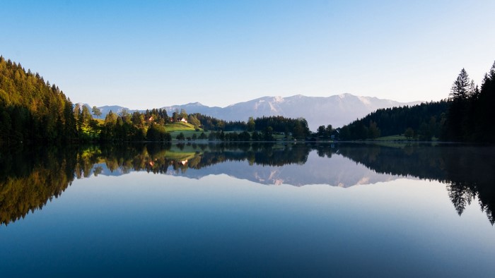 Lake reflection of mountains and forest