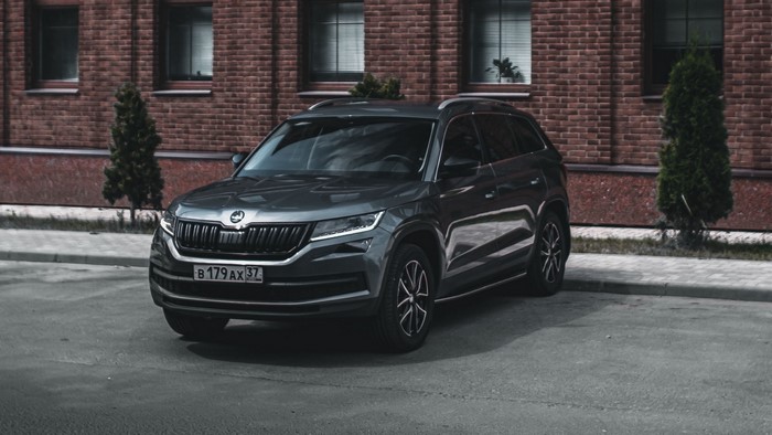 Skoda Kodiaq parked in front of a brick building