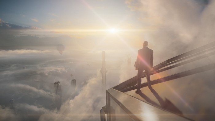 Agent 47 from Hitman 3 overlooking a foggy city
