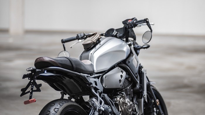 Silver Yamaha motorcycle with brown seat