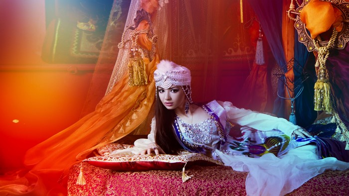 4K Girl in Traditional Attire