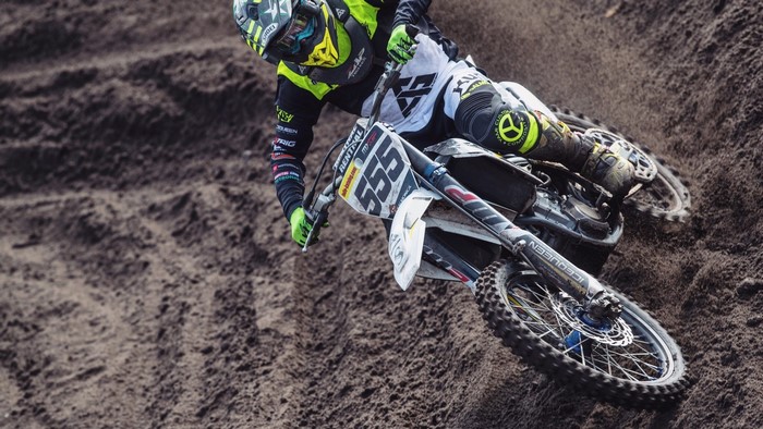 Motocross Rider 555 on Dirt Track