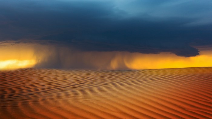 4K Desert Sand Dunes Under Stormy Sky
