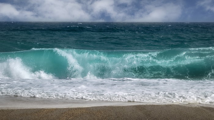 4K Wave Crashing on Beach