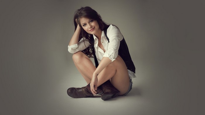 Melissa Benoist sitting on the floor